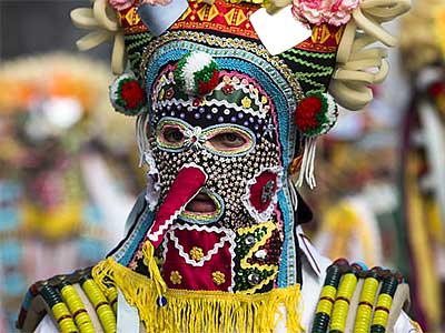 Mascará del festival Surva en Pernik en Bulgaria.