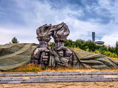 Escultura de antorchas de piedra frente al Monumento Buzludzha en Bulgaria.