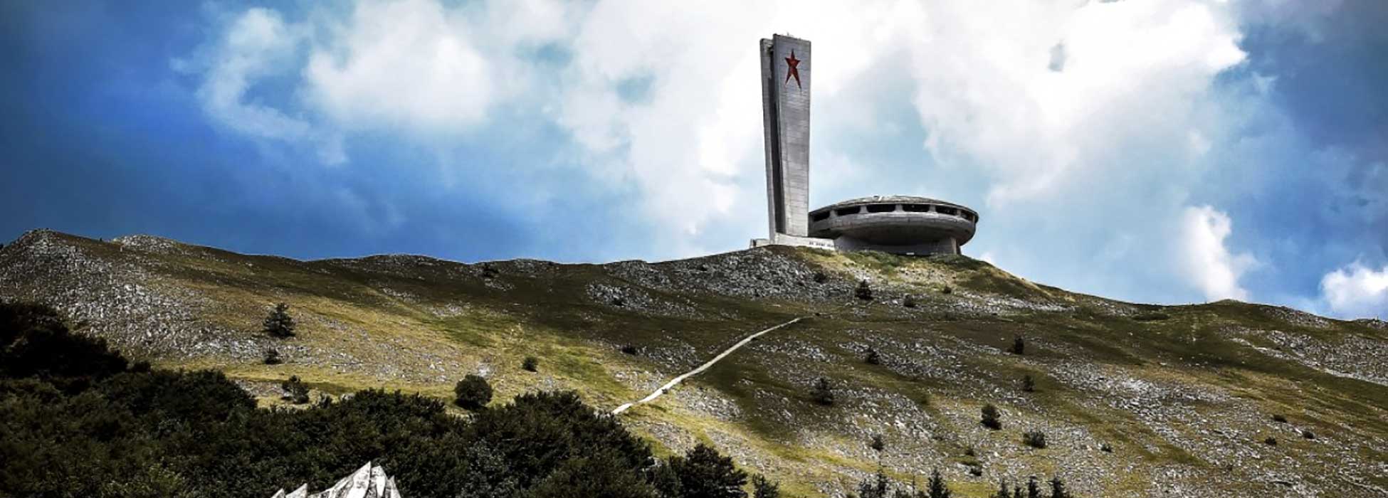 Monumento de Buzludzha, una estructura icónica abandonada ubicada en la cima del monte Buzludzha en Bulgaria.