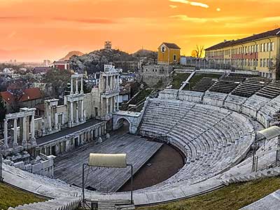 Vista al atardecer del Antiguo Teatro Romano de Filipópolis, Bulgaria.