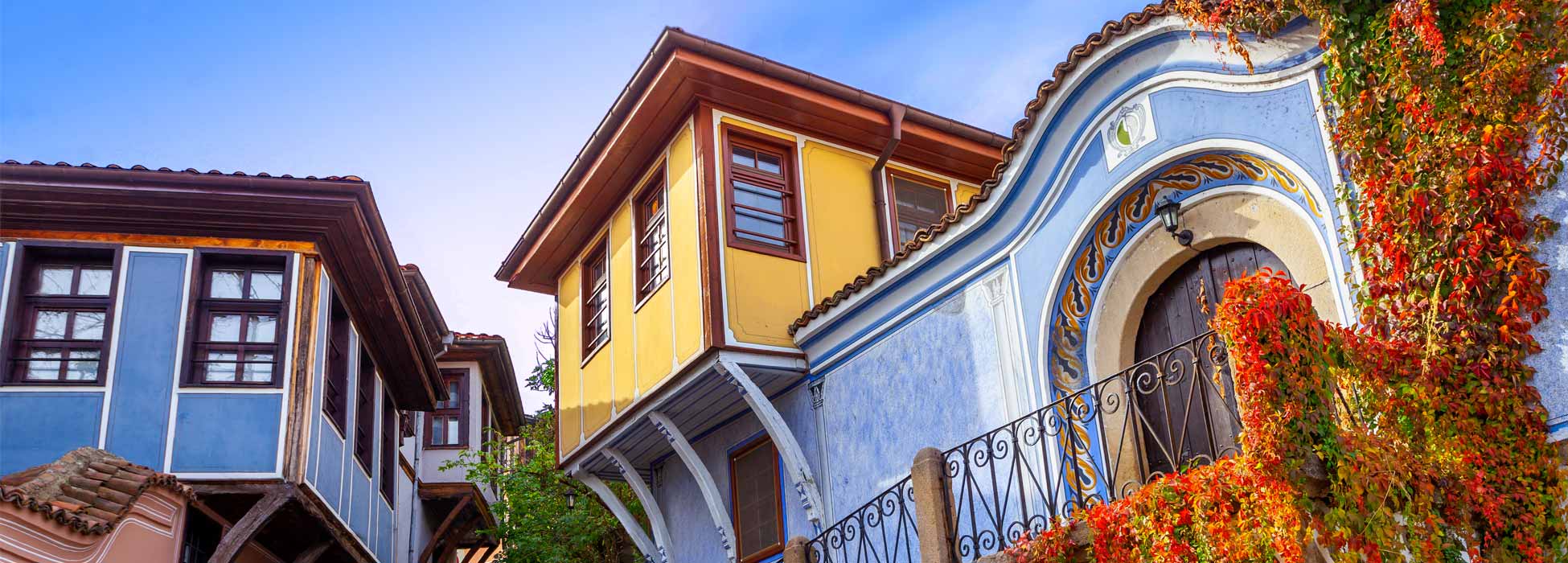 Calle en el casco antiguo de Plovdiv-Bulgaria, conocida por su arquitectura del Renacimiento Nacional búlgaro.