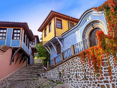Calle en el casco antiguo de Plovdiv, Bulgaria.