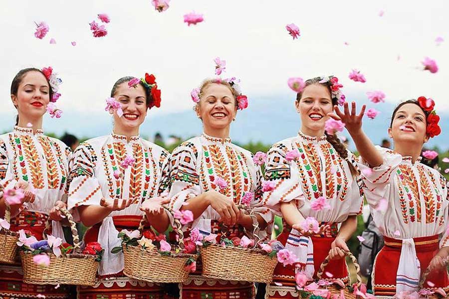 Festival de la rosa Kazanlak-bulgaria Tres mujeres lanzando rosas en el Festival de la rosa.