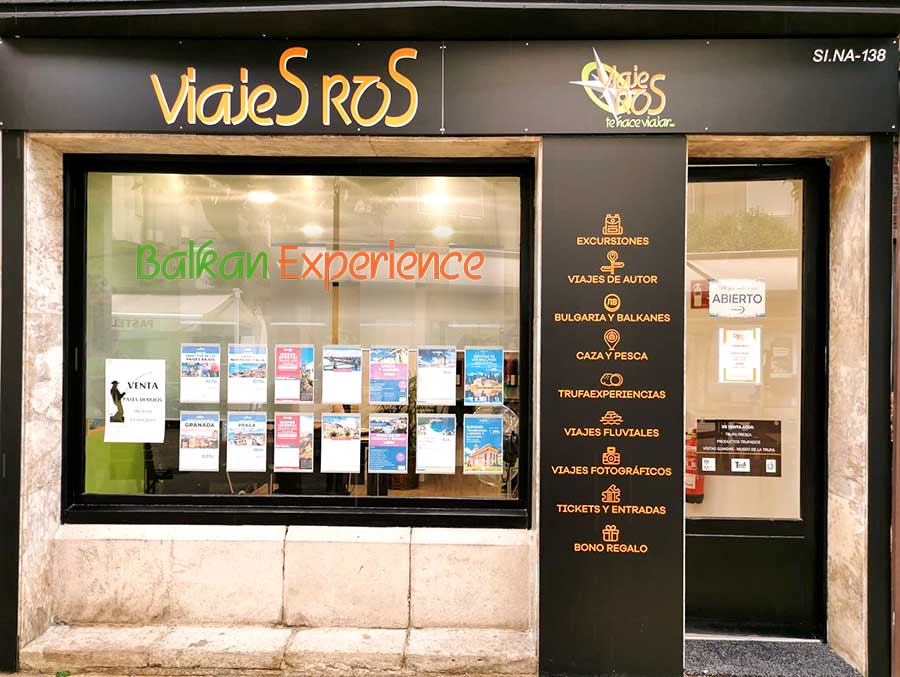 Fachada de la agencia de viajes Viajes Ros. Se destaca el servicio "Balkan Experience".