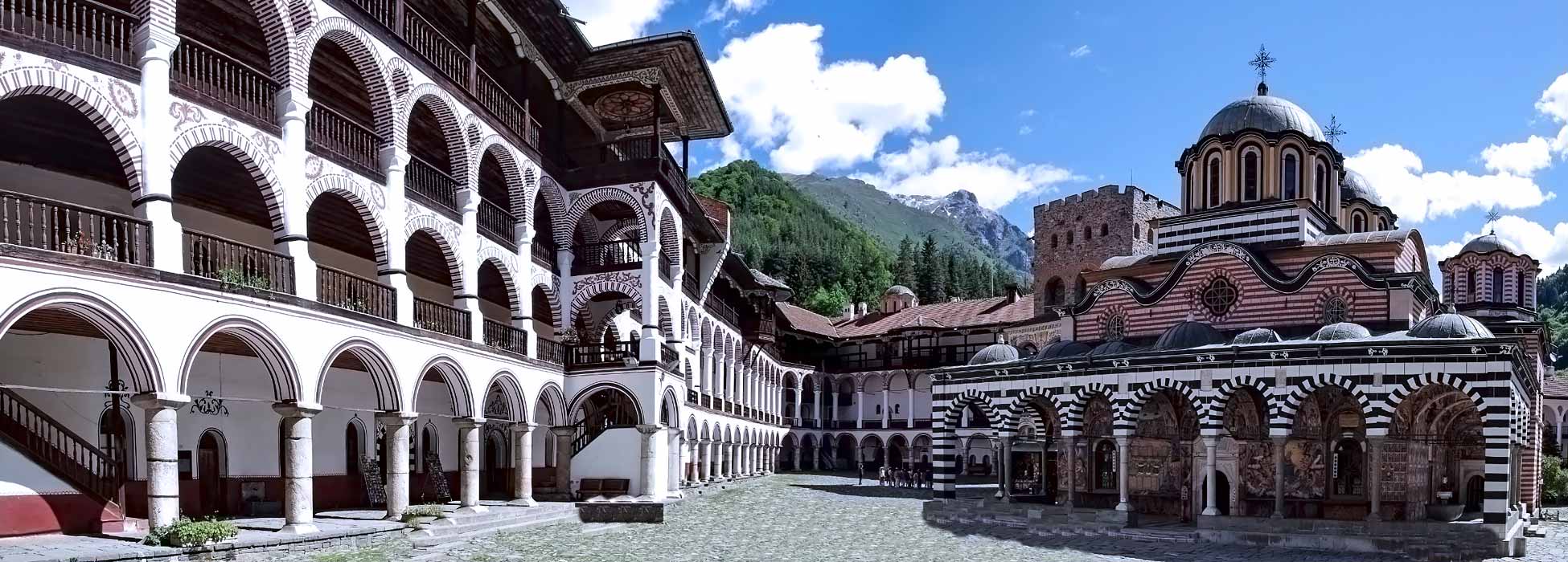 Vista panorámica del Monasterio de Rila en Bulgaria.