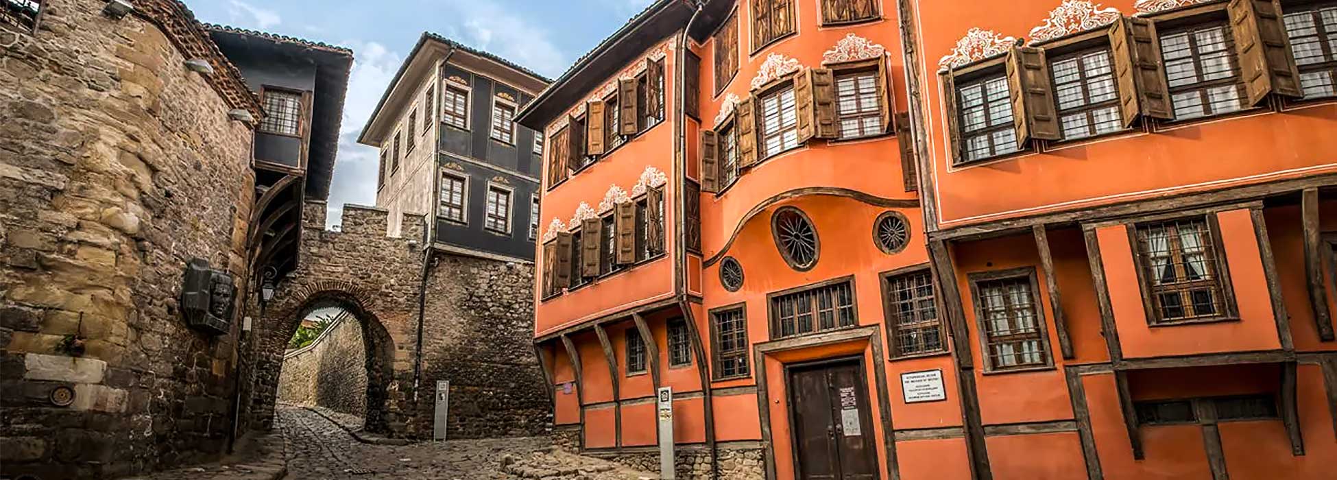 Vista de la Ciudad Vieja de Plovdiv, Bulgaria, un sitio histórico reconocido por su arquitectura del Renacimiento búlgaro.